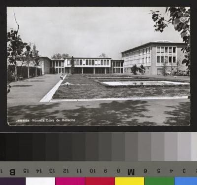 Vue sur la esplanade et l'entrée de la nouvelle Ecole de Médecine. Au centre figurent les bassins et le jardin de l'esplanade.
