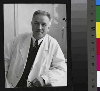 Portrait en buste du Professeur Louis Michaud.