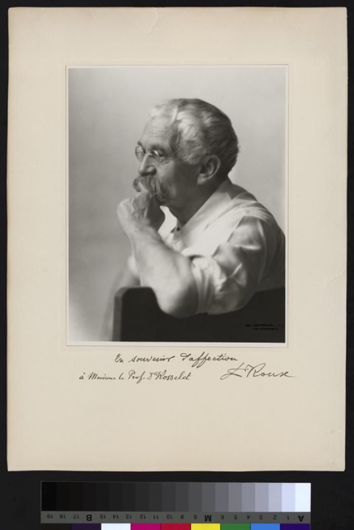 Portrait du Prof. Dr. César Roux, assis, le bras appuyé contre une chaise. Il porte des lunettes et une blouse de médecin.