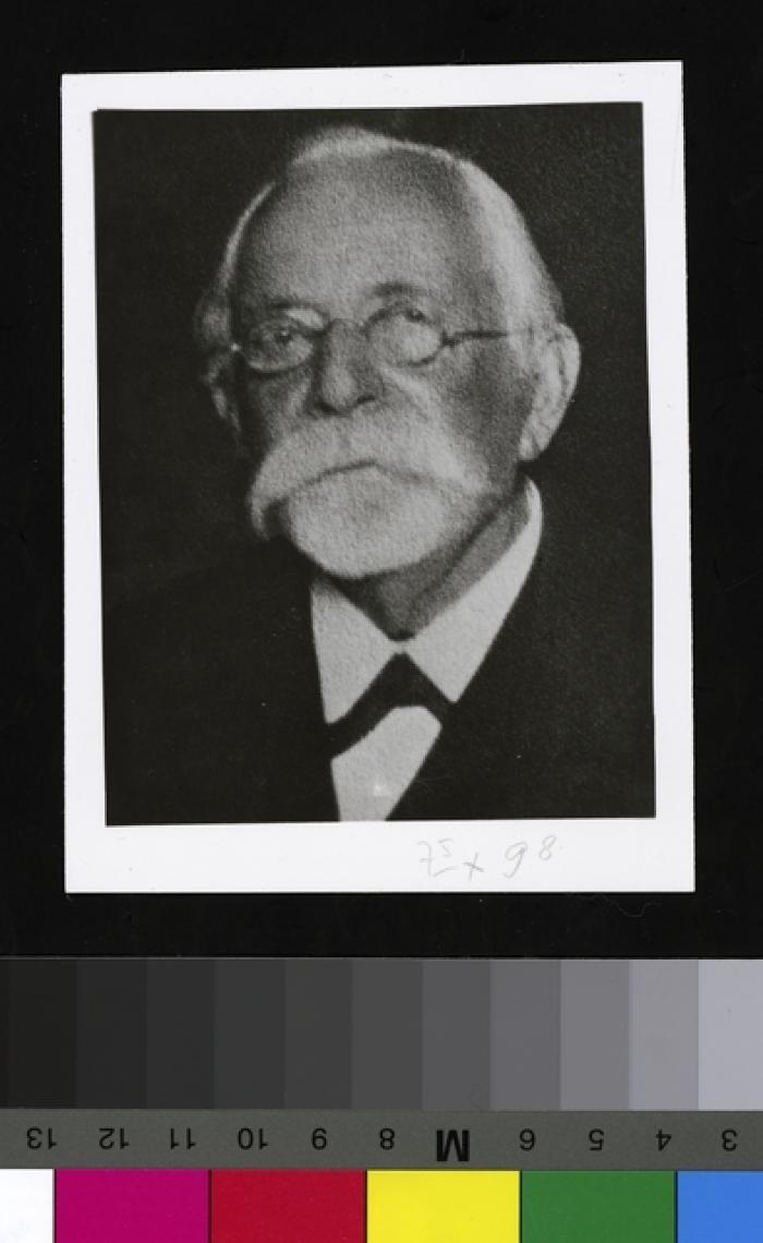 Portrait en buste du Prof. Siegfried Rabow dans âgé.