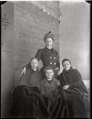 La doctoresse Charlotte Olivier (debout) en compagnie de quatre dames(assises).
