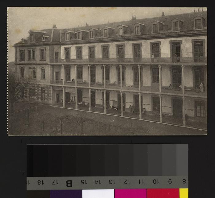 Vue rapprochée de l'aile de l'Hôpital cantonal dévolue aux femmes. Des chaises longues et des bancs ainsi que des femmes sont sur le balcon.