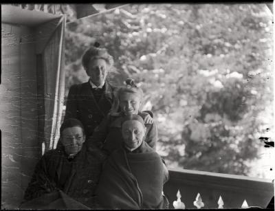 La doctoresse Charlotte Olivier (debout, à l'arrière) en compagnie de trois dames.