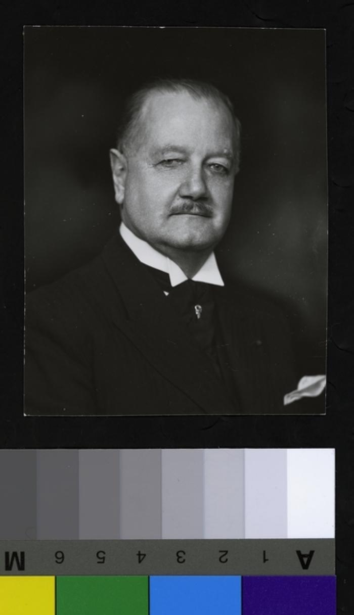 Portrait en buste du Prof. Placide Nicod, privat-docent d'orthopédie (1913), professeur extraordinaire d'orthopédie, de chirurgie orthopédique (1931-1947) et de physiothérapie (1935-1947).