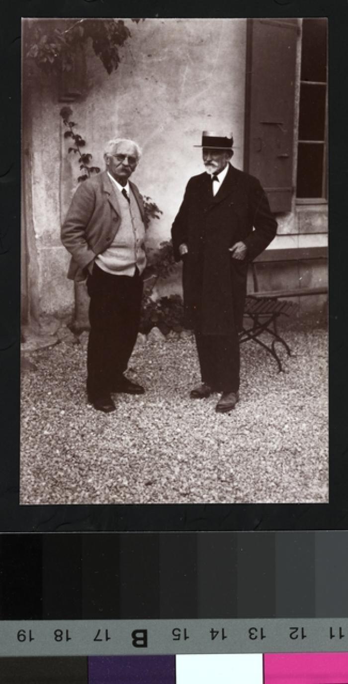 Portrait en pied du Prof. Dr. César Roux et du Prof. Paul Demiéville (1855-1947) devant la maison du Dr. Roux à Mont-la-Ville.
