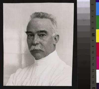 Portrait en buste du Prof. Guillaume-Auguste-Alfred Rossier avec la blouse de médecin.