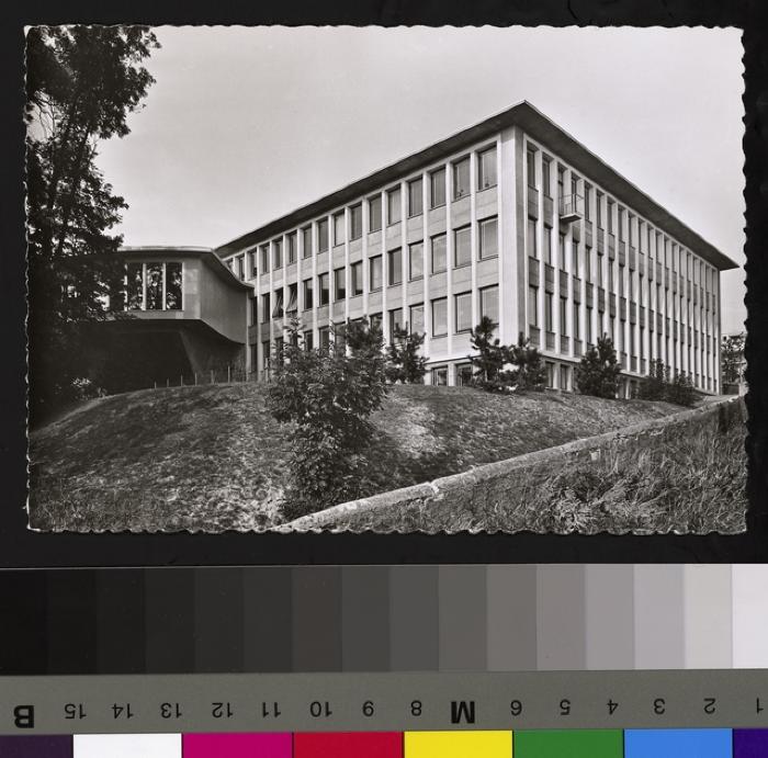 Vue sur l'aile gauche et une partie de l'auditoire de la nouvelle école de Médecine, construite en 1959, où se trouve l'Institut d'Histologie et d'Embryologie de l'Université de Lausanne