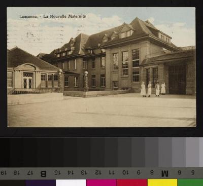 Vue sur la bâtiment de la Maternité inauguré en 1916. Quatre infirmières et un homme posent devant l'entrée.