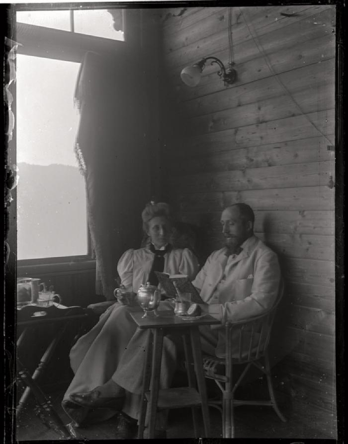 Les docteurs Charlotte et Eugène Olivier assis dans une galerie à Leysin.