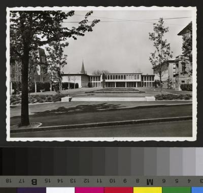 Vue sur le bâtiment de l'Ecole de Médecine. Au centre ressort l'esplanade avec les bassins et la végétation. A l'arrière plan se trouve le bâtiment de l'Ecole de Médecine. Sur le côté gauche, l'ancienne Ecole Normale, actuel Gymnase du Bugnon. A l'arri…