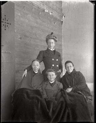 La doctoresse Charlotte Olivier (debout) en compagnie de quatre dames(assises).