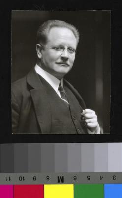 Portrait en buste du Prof. Paul Reinbold.