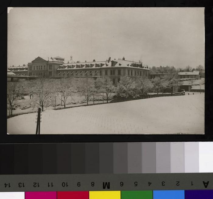 Vue sur l'Hôpital Cantonal depuis le sud-est. A l'arrière fond, à droite, figurent deux des trois pavillons d'isolement disparus en 1939. L'hôpital, le parc et les champs sont couverts de neige.