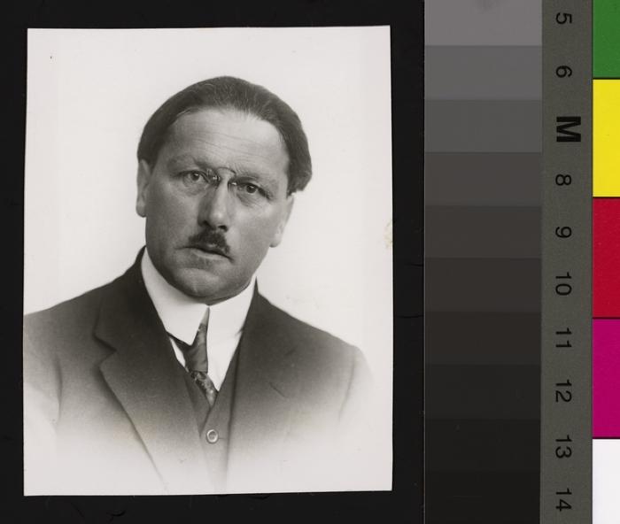 Portrait du Prof. Henri Auguste Rollier, avec un pince-nez.