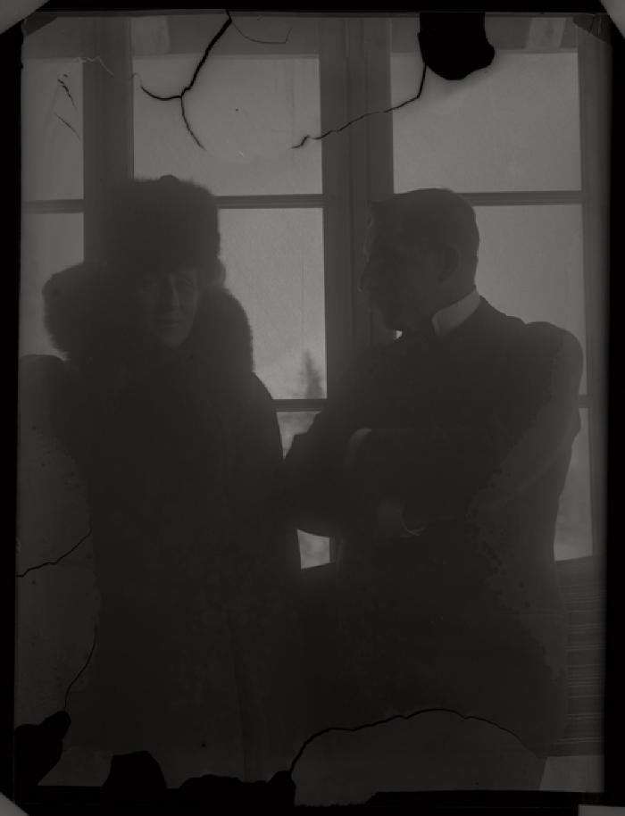 Portrait d'un homme et d'une femme en habits de cérémonie.