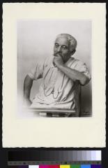 Portrait du Prof. Dr. César Roux, mi-corps, cheveux blancs et moustache grise, de petites lunettes rondes à armatures de fer sur le nez ; une chaîne est attachée à sa blouse de médecin.