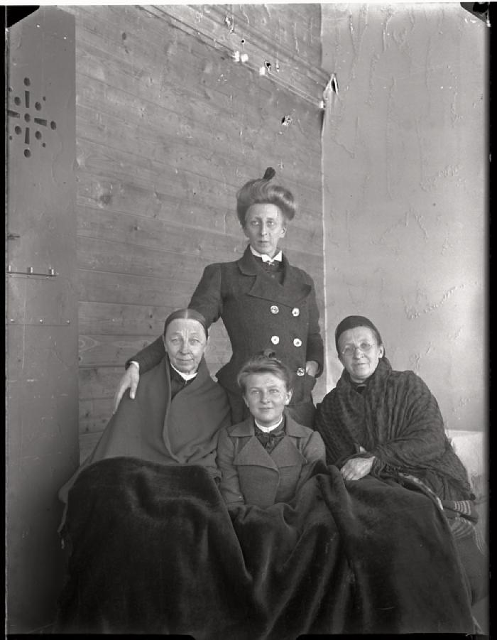 La doctoresse Charlotte Olivier (debout) en compagnie de quatre dames(assises).