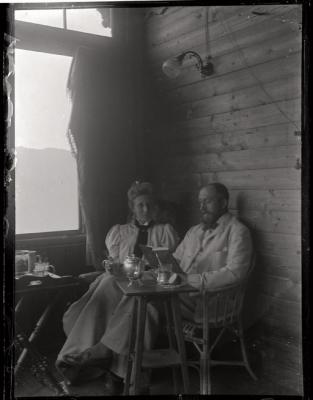 Les docteurs Charlotte et Eugène Olivier assis dans une galerie à Leysin.