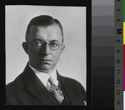 Portrait en buste du Prof. Walter-F.-Hanns von Meyenbourg, dit Jean de Meyenbourg. Son visage porte des cicatrices.