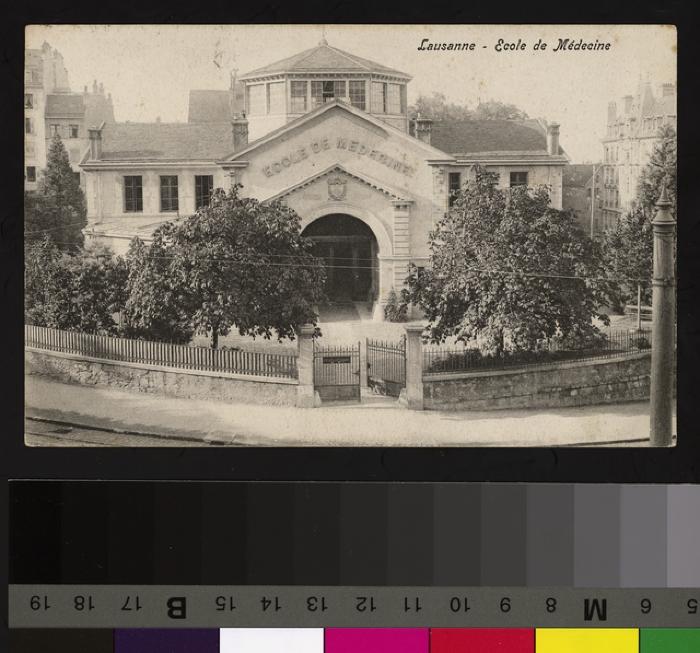 Vue sur l'école de médecine, rue César-Roux 34, avec son entrée arborisée