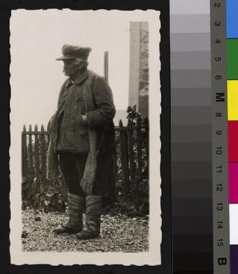 Portrait du Prof. Dr. César Roux en tenue de chasseur avec un fusil à l'épaule, portant une écharpe et vraisemblablement un manteau accroché à son dos.