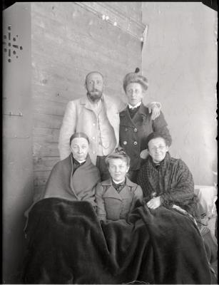 Le docteur Eugène Olivier et sa femme Charlotte Olivier (debout) en compagnie de trois dames (assisses).