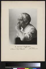 Portrait du Prof. Dr. César Roux, assis, le bras appuyé contre une chaise. Il porte des lunettes et une blouse de médecin.