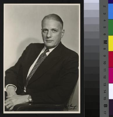 Portrait mi-corps du Dr. Mahaim, spécialiste en cardiologie. Il pose assis sur une chaise.