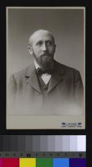 Portrait en buste du Dr. Eugène Olivier (1868-1955), mari de la doctoresse Charlotte Olivier-Von Mayer. Le couple s'est consacré à la lutte contre la tuberculose.