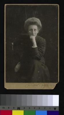 Portrait assis de la doctoresse Charlotte Olivier- von Mayer (1864-1945). Elle porte une robe noire avec un ourlet blanc au col et aux poignées.