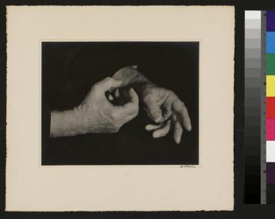 Les mains du professeur César Roux.