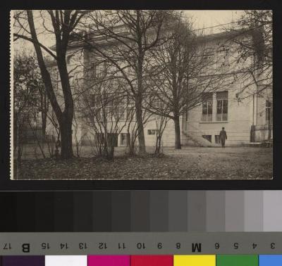 Vue rapprochée de l'annexe chirurgicale, accolée au sud de l'Hôpital cantonal, et du parc arborisé.