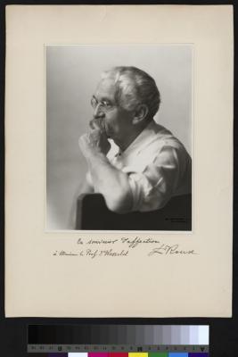 Portrait du Prof. Dr. César Roux, assis, le bras appuyé contre une chaise. Il porte des lunettes et une blouse de médecin.