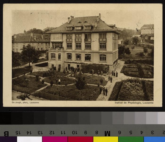 Vue sur la façade arrière de l'Institut de Physiologie de Lausanne et de son jardin ainsi que des bâtiments alentour. Des personnages, qui semblent poser pour la photo, sont dans le jardin.