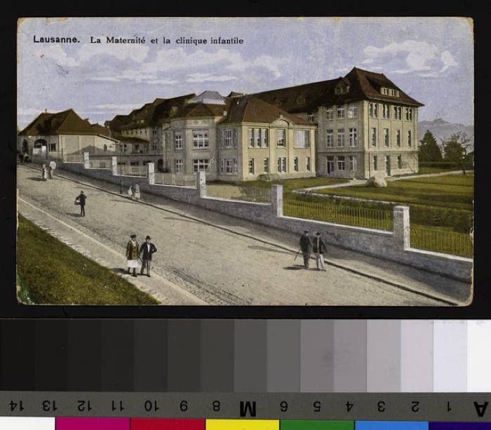 Vue sur l'ensemble des bâtiments de la Maternité et de la clinique infantile depuis l'avenue Pierre-Decker. _x000D_
Quelques personnages sur l'avenue, qui sont probablement dessinés.