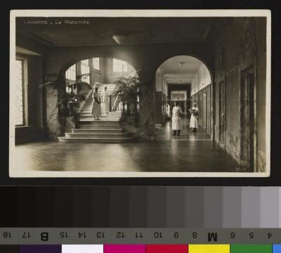 Hall d'entrée de la maternité de Lausanne, 2 médecins, 3 infirmières.