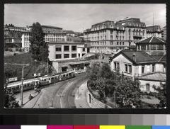 vue sur un tramway Lausanne-Moudon avec l'école de Médecine en arrière-plan