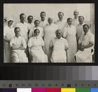 Le docteur César-Roux (1857-1934) est assis au premier plan (troisième depuis la gauche) parmi un groupe composé d'infirmières et vraisemblablement d'assistants et de médecins. Le docteur cache ses mains sous le tablier.