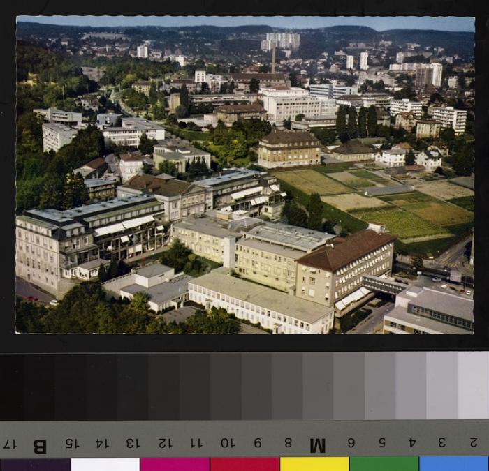 Vue sur le quartier des Hôpitaux, avec au premier plan l'Hôpital cantonal et ses annexes; à l'arrière plan les tours de Valmont. A droite, l'espace qui sera occupé par le CHUV, pour l'heure encore terrains agricoles.