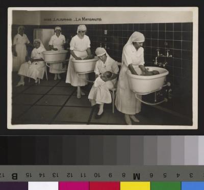 Infirmières baignant des bébés à la Maternité de Lausanne.