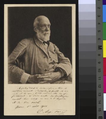 Portrait du docteur Auguste Forel (1848-1931) assis sur une chaise. Il est déjà âgé comme le montre son visage ridé, sa barbe et ses cheveux blancs. Il porte un costume, une chemise rayée, un gilet et un noeud papillon.