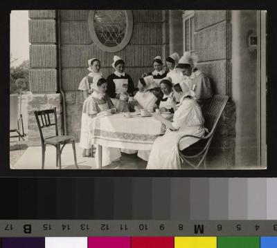 Infirmières prenant le thé sur la terrasse de la Maternité