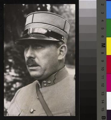 Portrait en buste du médecin psychiatre William Boven (1887-1970) en habits militaires (casquette et veste militaires).