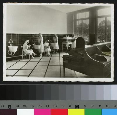 Photographie de la salle d'eau de la matérnité de Lausanne.