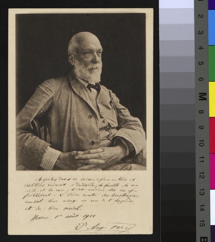 Portrait du docteur Auguste Forel (1848-1931) assis sur une chaise. Il est déjà âgé comme le montre son visage ridé, sa barbe et ses cheveux blancs. Il porte un costume, une chemise rayée, un gilet et un noeud papillon.