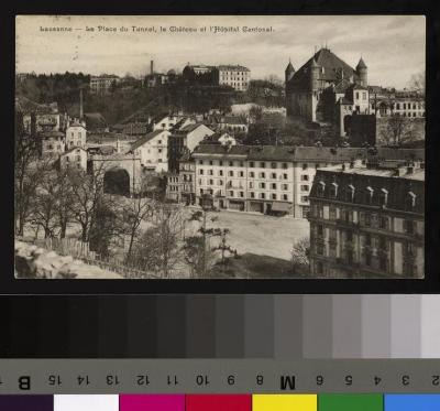 Vue sur la place du Tunnel. De gauche à droite, des maisons, le Tunnel, l'Hôtel Guillaume Tell et les immeubles n° 2 à 6 avec des commerces au rez-de-chaussée, dont le Café de la Comète et le Café de la Place. A l'arrière plan, le Château Saint-Maire, …